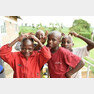 우간다 꽃동네에 살고 있는 에이즈 고아들이 ‘사랑합니다’ 인사를 하며 기쁨을 표시하고 있다.