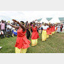 마을 주민들이 준공기념 축하 공연을 하고 있는 모습.
