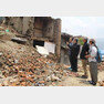 산악인 한왕용 씨(왼쪽)가 네팔 지진 피해 현장을 돌아보고 있다. 사진=이남기 씨 제공