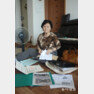 변진구 씨가 4일 강원 춘천시 퇴계동 자신의 아파트에서 남편과 관련된 사진과 상장 등 각종 자료들을 보여주고 있다.