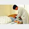동국대 한방병원에서 침 시술로 환자를 치료하고 있는 모습.