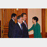 박근혜 대통령이 22일 오후 청와대에서 여야 대표·원내 대표와 회동을 갖기에 앞서 악수하고 있다. 청와대사진기자단