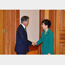 박근혜 대통령이 22일 오후 청와대에서 여야 대표·원내 대표와 회동을 갖기에 앞서 새정치연합 문재인 대표와 악수하고 있다. 청와대사진기자단