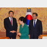 박근혜 대통령이 22일 오후 청와대에서 여야 대표·원내 대표와 회동에서 여야 대표와 대화를 나누고 있다. 청와대사진기자단