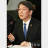 무소속 안철수 의원이 21일 국회 의원회관에서 기자회견을 열고 정권교체를 위해 오는 2월초까지 독자신당을 창당하겠다고 공식 선언하고 있다. 전영한 기자 scoopjyh@donga.com