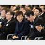 박근혜 대통령이 21일 오전 인천 송도에서 열린 삼성바이오로직스 제3공장 기공식에 참석, 이재용 삼성전자 부회장과 대화하고 있다. 뉴시스
