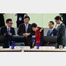 박근혜 대통령이 1일 오후(현지시간) 워싱턴 컨벤션센터에서 열린 핵안보정상회의 시나리오 기반 정책토의에서 숄을 걸치고 회의에 참석하고 있다.