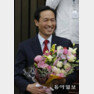 더불어민주당 원내대표로 선출된 우상호 후보가 4일 국회에서 당선 축하 꽃다발을 받고 있다. 홍진환 기자 jean@donga.com