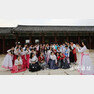 20주년 한복의날을 맞아 21일 한복을 차려입고 체험학습을 나온 김포 사우고등학교 학생들이 경복궁에서 기념 촬영을 하고 있다.