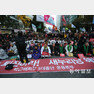 종교계 
박근혜 대통령-최순실 게이트를 규탄하는 집회가 전국적으로 열리고 있는 가운데 12일 오후 5시경 서울 광화문 사거리 종로 방향 도로에서 종교계 인사들이 거리 시위를 하고 있다.