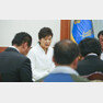 16일 박근혜 대통령이 청와대를 방문한 세월호 참사 유족 및 실종자 가족 대표 17명과 얘기를 하고 있다. 대국민담화에 앞서 피해자 가족들의 의견을 경청하기 위해 면담이 마련됐다. /2014.05.16 청와대사진기자단