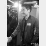 25일 서울 서대문구 씨티비지니스센터에서 열린 ‘청년 창업자 간담회’에서 1인기업 추윤호 광고장수 창업자가 한 후보자와 악수를 하고 있다.