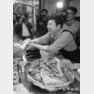 25일 서울 마포구 망원시장에서 순대와 김밥을 파는 상인이 후보자와 악수를 나누고 있다.