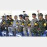 유해 송환식에 참석한 정전위원회 장교들 한국군 미군 뉴질랜드군등 다국적 군인들이 포함되어 있다.