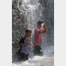 무더위가 계속되는 가운데 25일 오전 서울 송파구 성내천 물놀이장에 놀러온 어린이들이 물놀이를 하며 즐거운 시간을 보내고 있다.안철민기자 acm08@donga.com
