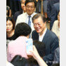 9일 오후  서울성모병원을 방문한 건강보험 보장강화 정책발표후 시민들과 인사를 하고 있다. 사진 원대연 기자yeon72@donga.com