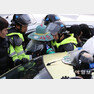 7일 새벽 사드 추가 배치가 예정된 가운데 경북 성주 소성리 마을회관 앞 도로는 주민과 시민단체 관계자들로 점거됐다. 경찰은 사드 차량 통행로 확보를 위해 해산작전에 들어갔다. 하지만 반대단체들은 해산에 격렬히 저항했다. 시위대가 자신의 몸을 차량에 묶어 놓았다.