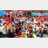 “넥타이만 착용하면 됩니다” 지역주민과 직장인들이 22일 서울 구로 마리오타워 광장에서 ‘제15회 G밸리 넥타이 마라톤 대회’ 참가자들을 응원하고 있다.