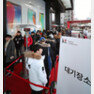 24일 서울 광화문 KT스퀘어에서 KT아이폰 X 개통을 기다리는 구매자들이 대기하고 있다.양회성 기자 yohan@donga.com