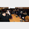 애플스토어 가로수길 오픈
국내 첫 애플스토어 개장일인 27일 오전 서울 강남구 애플 가로수길에서 입장한 시민들이 스토어를 둘러보고 있다. 최혁중 기자 sajinman@donga.com