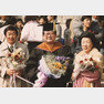 구본무 회장(왼쪽)이 1986년 부친 구자경 명예회장(가운데)와 모친 고 하정임 여사와 함께 고려대학교 명예경제학박사 학위 수여식장에서 기념촬영을 하고 있다.