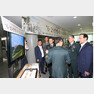 25일 오후 군관계자와 바른미래당 김중로의원(맨 오른쪽)등이 사진전 설명을 듣고있다. 김동주 기자. zoo@donga.com