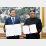 문재인 대통령과 김정은 북한 국무위원장이 19일 오전 평양 백화원 영빈관에서 평양공동선언문에 서명한 후 합의서를 들어보이고 있다. © News1 평양사진공동취재단