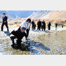 문재인 대통령이 20일 오전 김정은 북한 국무위원장과 백두산 천지 주변을 산책하던 중 천지 물을 물병에 담고 있다. © News1 평양사진공동취재단