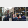 뉴욕 경찰이 거리통행을 차단하자, 출근길 시민들이 우회도로를 묻고 있다.© News1