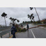 태풍 콩레이의 영향으로 6일 오전 6시 전북 고창군 아산면 한 도로에 가로수가 쓰러져 직원들이 복구 작업을 하고 있다.(전북도청 제공)2018.10.06/뉴스1
