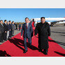 문재인 대통령이 20일 오전 삼지연 공항에 도착한 뒤 영접나온 김정은 북한 국무위원장과 함께 이동하고 있다.2018.9.20/뉴스1 © News1 평양사진공동취재단