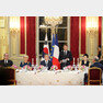 문재인 대통령이 15일(현지시간) 프랑스 파리 대통령궁에서 열린 국빈만찬에서 에마뉘엘 마크롱 프랑스 대통령의 건배사를 듣고 있다.(청와대 제공)2018.10.16/뉴스1