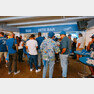 미국 LA 다저스 스타디움 ‘하이트 바’에 맥주를 사려는 고객들이 줄을 서 있다. © News1