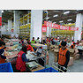 상하이 상양루 이랜드 이커머스 창고에서 근무자들이 주문 제품을 분류하고 있다.© News1