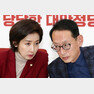 나경원 자유한국당 원내대표와 김도읍 청와대 특감반 조사단장이 21일 서울 여의도 국회에서 열린 청와대 특별감찰반 정권실세 사찰 보고 묵살 및 불법사찰 의혹 진상조사단 회의에서 대화를 나누고 있다. 2018.12.21/뉴스1 © News1