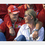 3일(현지시간) 전 F1 챔피언 미하엘 슈마허(독일)의 50번째 생일을 맞아 그의 건강상태는 가족의 극진한 간호 아래 현상을 유지하고 있다고 관계자가 밝혔다. F1 황제 미하엘 슈마허는 2013년 12월29일 스키를 타던 중 사고로 머리를 다쳐 이후 스위스 자택에서 치료를 받고 있으나 의식이 돌아왔는 지 여부는 알려지지 않고 있다. 사진은 2001년 8월19일 헝가리 부다페스트에서 열린 그랑프리 대회 후 부인 코리나 슈마허와 페라리 월드 챔피언 포토타임을 갖는 모습.﻿【스위스=AP/뉴시스】