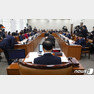 18일 오전 서울 여의도 국회에서 보건복지위원회 전체회의가 열리고 있다. 2019.1.18/뉴스1 © News1