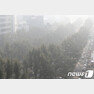 미세먼지에 뒤덮힌 대구 동대구로/뉴스1 DB © News1