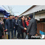 박지원 민주평화당 의원이 설 연휴를 맞아 3일 지역구인 전남 목포의 한 재래시장을 방문, 주민들과 인사하고 있다.(박지원 의원실 제공)2019.2.3/뉴스1 © News1