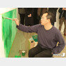 백현진이 14일 개인전이 열리고 있는 PKM갤러리에서 퍼포먼스 ‘뮤지컬:영원한 봄’을 하고 있다. © 뉴스1