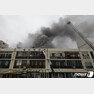 19일 오전 불이 난 대구 중구 포정동 목욕탕 건물에서 검은 연기가 피어오르고 있다. © News1