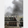 19일 오전 불이 난 대구 중구 포정동 목욕탕 건물에서 검은 연기가 피어오르고 있다. 2019.2.19/뉴스1 © News1
