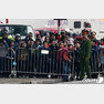 베트남 하노이 주민들이 26일 김정은 북한 국무위원장의 북한대사관 방문 모습을 보기 위해 펜스 뒤에서 대기하고 있다.2019.2.26/뉴스1 © News1