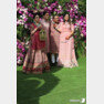 무케시 암바니 인도 릴라이언스 인더스트리 회장의 장남 아카시 암바니(왼쪽에서 두 번째)와  신부 슐로카 메타(맨 오른쪽). (NDTV). © 뉴스1