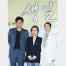 배우 설경구(왼쪽부터), 이종언 감독, 전도연이 18일 오후 서울 용산 CGV에서 열린 영화 ‘생일’(감독 이종언) 언론시사회에 참석해 포즈를 취하고 있다. ‘생일’은 2014년 4월 16일 세상을 떠난 아들의 생일날, 남겨진 이들이 서로가 간직한 기억을 함께 나누는 이야기를 그렸다. 2019.3.18/뉴스1 © News1