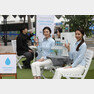 코웨이, 도심 속 ‘워터 카페’ 오픈
21일 오전 서울 종로구 일민미술관 광장 앞에서 ‘워터 카페’를 오픈했다. 코웨이는 오는 3월 23일 ‘세계 물의 날’을 기념해 이번 행사를 마련했으며, 물의 날의 의미를 되새기는 의미로 총 220 명의 시민에게 코웨이 정수기를 통해 직접 거른 물을 전달했다. 송은석기자 silverstone@donga.com