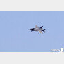 대한민국 공군의 첫 스텔스 전투기인 F-35A 2대가 29일 오후 충북 청주시 청원구 17전투 비행단으로 착륙하고 있다. F-35A는 전력화 과정을 거쳐 4~5월 실전에 배치될 예정이다. 2019.3.29/뉴스1