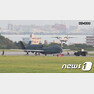 일본 오키나와의 주일미군 가데나 공군기지에 착륙한 무인 정찰기 ‘글로벌호크’. (NHK 캡처) © News1