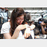 지난해 7월21일 서울역에서 KTX 해고 승무원들이 투쟁 해단식 기자회견을 한 뒤 눈물을 흘리며 서로를 안아주고 있다. /뉴스1 DB © News1