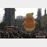 23일(현지시간) 가디언에 따르면 작년 7월 트럼프 대통령의 영국 방문 당시 기저귀를 찬 아기 트럼프 풍선을 띄운 반트럼프 단체는 당시보다 5배 큰 풍선 제작을 고려하고 있다. 2019.04.24. ﻿【런던=AP/뉴시스】